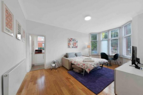 Large 2 bed apart SUITE Acton Park Chiswick